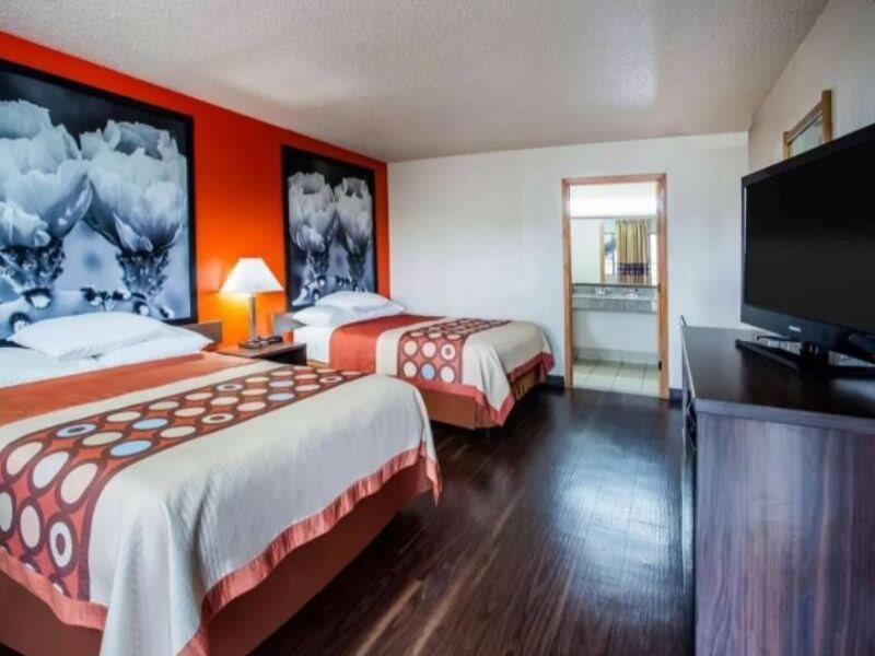 Super 8 By Wyndham Giddings Hotell Exteriör bild