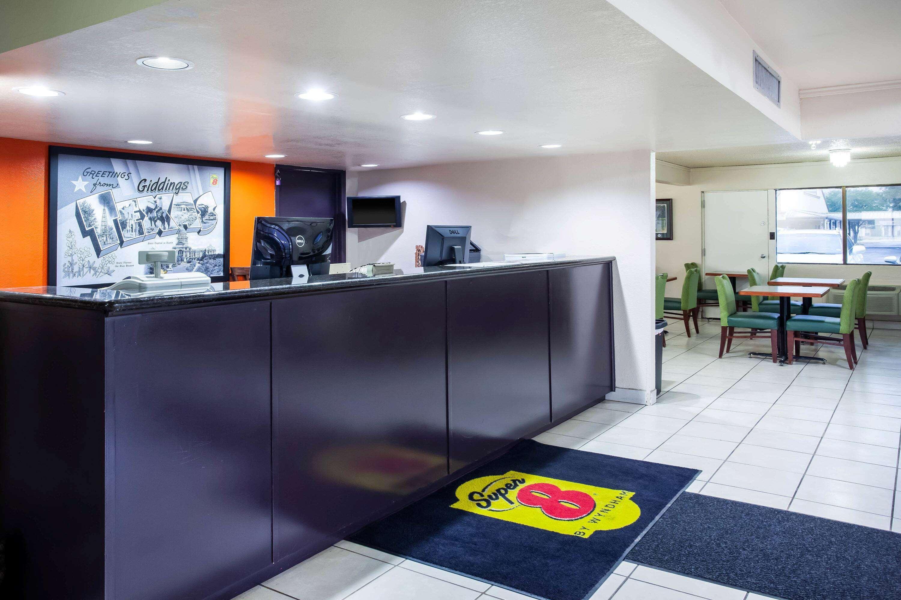Super 8 By Wyndham Giddings Hotell Exteriör bild